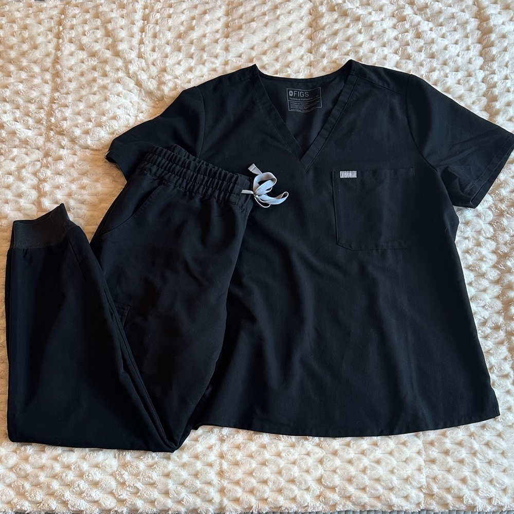FIGS Classic Black Scrub Ensemble